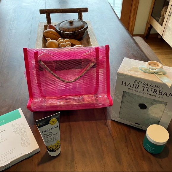 Pink Mesh Tote with Skincare Set - Picture 3 of 7